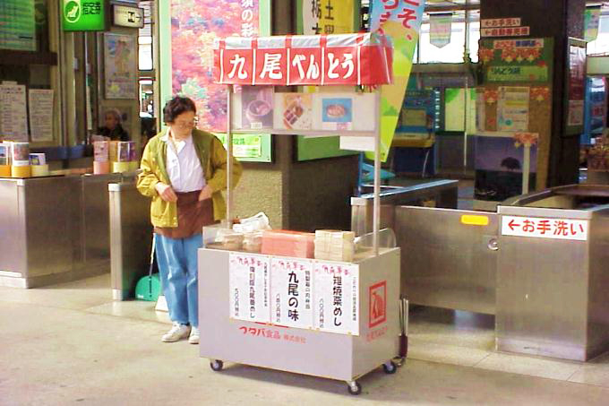 黒磯駅で行われていた駅弁販売（2002年撮影）
