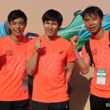 左からランニングコーチの森川優さん、木村敬一選手、伴走者の福成忠さん