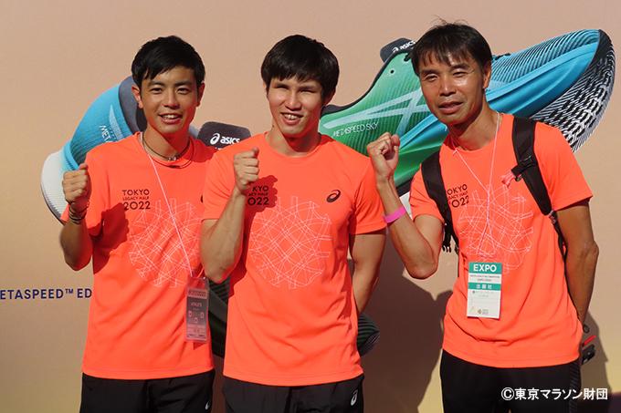 左からランニングコーチの森川優さん、木村敬一選手、伴走者の福成忠さん