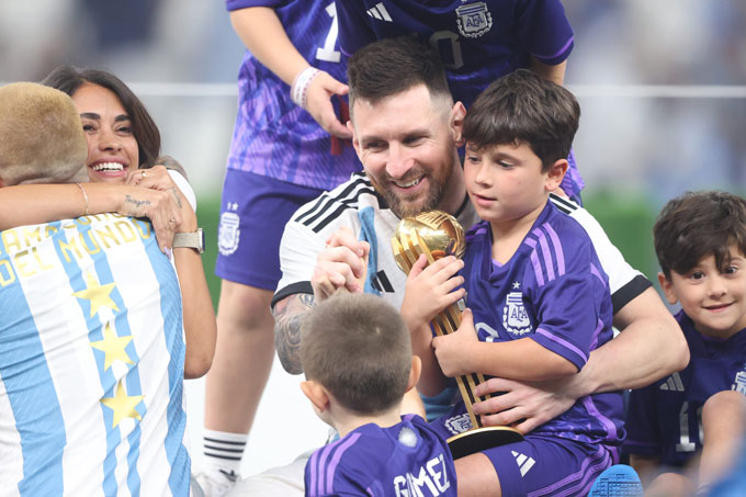 【サッカーカタールＷ杯2022　決勝戦　アルゼンチン代表対フランス代表】アルゼンチンのリオネル･メッシ　悲願のW杯制覇で、アントネッラ夫人（左）、子どもらとの時間を過ごす＝ルサイル競技場　2022年12月18日