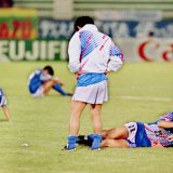 サッカー・米国Ｗ杯アジア最終予選　日本対イラク　ロスタイムで同点にされ、Ｗ杯初出場を逃した日本選手ら。泣き崩れる三浦知良（右） 　撮影日：1993年10月28日　撮影場所：カタール・ドーハ　写真提供：産経新聞社