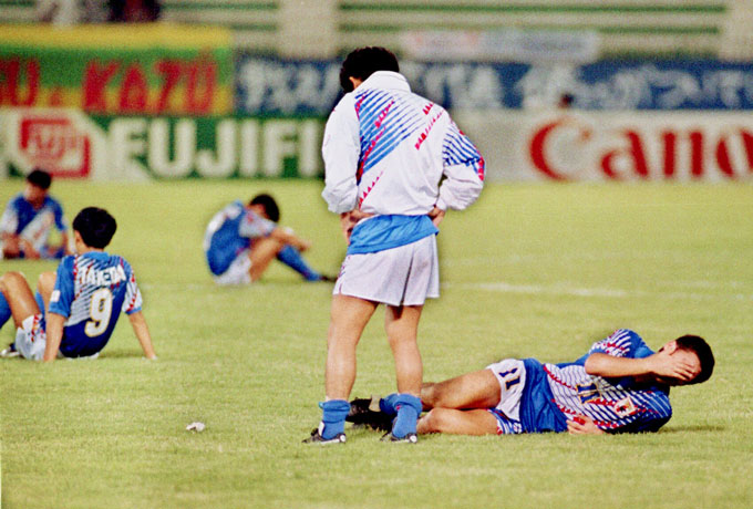 サッカー・米国Ｗ杯アジア最終予選　日本対イラク　ロスタイムで同点にされ、Ｗ杯初出場を逃した日本選手ら。泣き崩れる三浦知良（右） 　撮影日：1993年10月28日　撮影場所：カタール・ドーハ　写真提供：産経新聞社