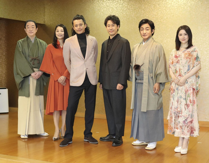「鎌倉殿の１３人」の記者会見に出席した主要キャストら　写真提供：共同通信社