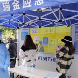 PCR検査を受ける市民ら（共同）　撮影：2022年12月5日、中国・上海 写真提供：共同通信社