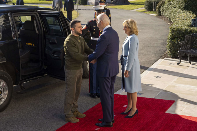 President Joe Biden and first lady Dr. Jill Biden greet Ukraine President Volodymyr Zelensky upon arrival at the White House December 21, 2022 in Washington DC. Photo by Ken Cedeno/Pool/ABACAPRESS.COM（令和４）年１２月２１日、クレジット：Ｐｏｏｌ／ＡＢＡＣＡ／共同通信イメージズ