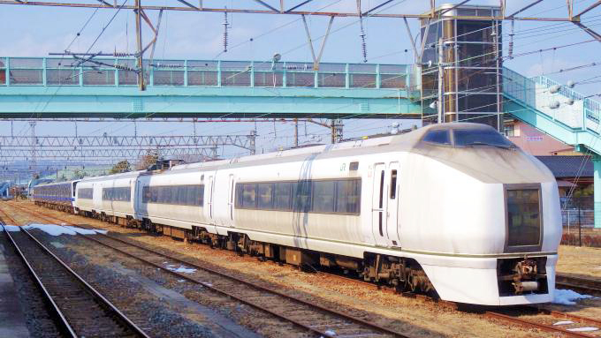 常磐線・原ノ町駅に留置された651系電車と415系電車（2014年撮影）