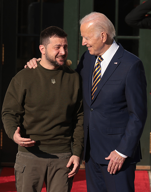 ホワイトハウスを訪れたウクライナのゼレンスキー大統領（左）の肩に腕を回すバイデン米大統領（アメリカ・ワシントン）＝2022年12月21日　EPA＝時事　写真提供：時事通信
