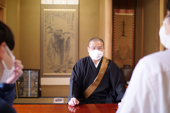 泥棒を組み伏せる住職？！　目と学業の神様を祀る千葉県の本久寺でランパンプスが合格祈願！