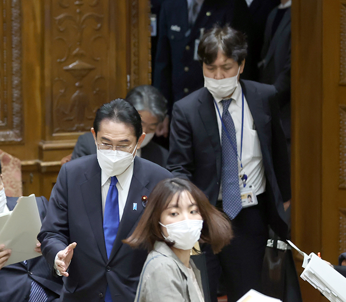 衆院予算委に臨む岸田文雄首相と荒井勝喜首相秘書官（右）＝2023年1月31日午前、衆院第1委員室　写真提供：産経新聞社