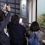 観覧最終日を迎えた上野動物園のジャイアントパンダのシャンシャンを見る人たち＝2023年2月19日午後4時32分、東京・上野　写真提供：産経新聞社