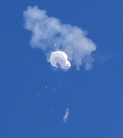 撃墜され、落下する中国の偵察用とみられる気球＝2023年2月4日、米サウスカロライナ州沖（ロイター＝共同）