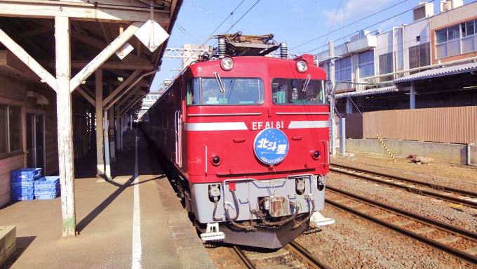 EF81形電気機関車＋24系客車・寝台特急「北斗星」、東北本線・福島駅（2010年撮影）