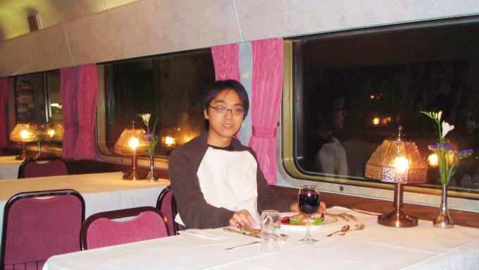 寝台特急「北斗星4号」の食堂車・グランシャリオにて筆者（2006年撮影）