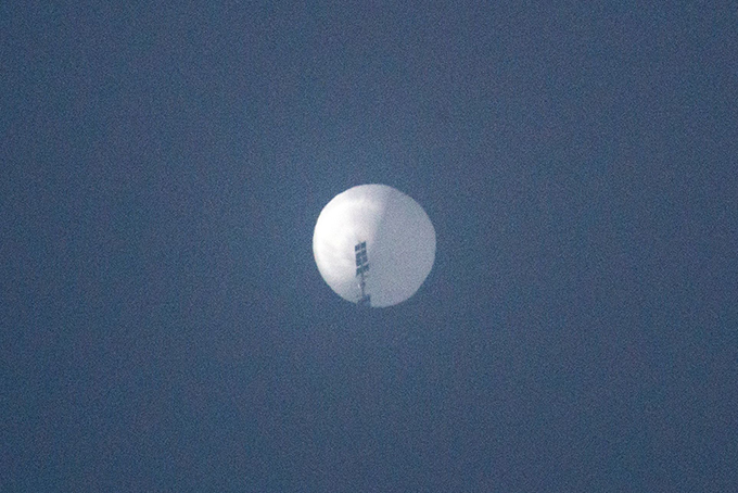 米本土上空を飛行する中国の偵察気球（米西部モンタナ州）＝2023年2月1日　AFP＝時事　写真提供：時事通信