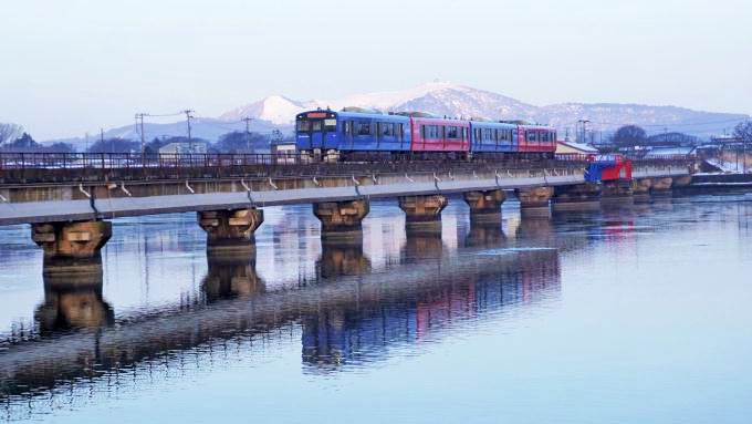 EV-E801系電車「ACCUM」・普通列車、男鹿線・船越～天王間