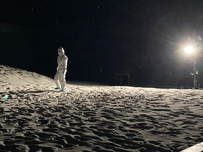 太陽光を模した人工照明で月面のイメージが再現された