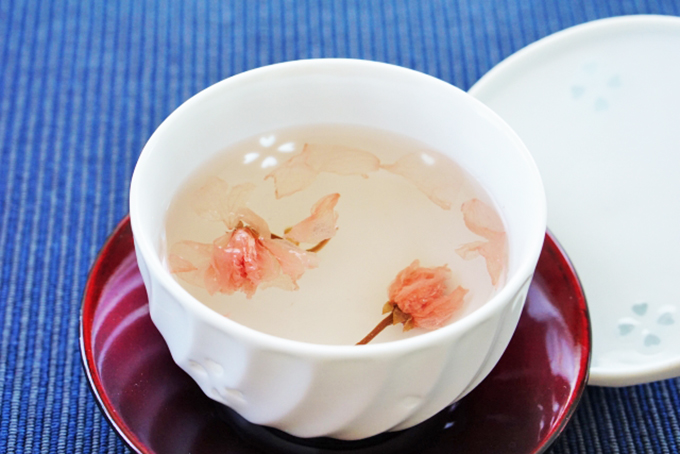 祝いの席で好まれる「桜湯」……なぜ「煎茶」ではないの？