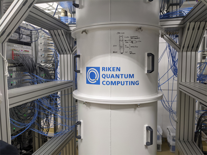 理研量子コンピュータ研究センターのロゴ（理研提供）