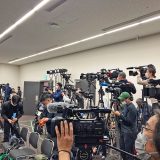 記者会見場には多くのカメラが並んだ