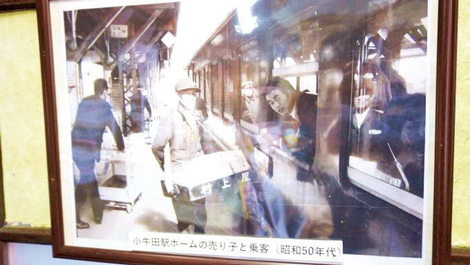 昭和50年代の小牛田駅における立ち売り風景
