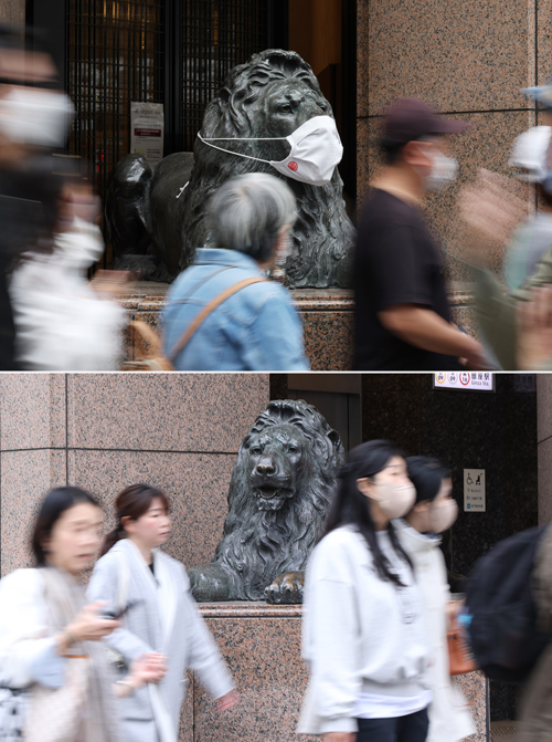 商業施設「銀座三越」のマスクをしたライオン像。2023年3月12日のマスク着用ルール緩和前（写真上）と13日の緩和後＝東京都中央区　写真提供：時事通信社