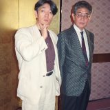 「ハリウッド・ゼン」の製作発表会で、今度は映画監督にチャレンジしたいと話す作曲家の坂本龍一（左）と大島渚監督＝1991年8月31日　写真提供：産経新聞社