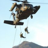 UH-60JA　（リペリング訓練）～陸上自衛隊HP（装備品等写真）より　https://www.mod.go.jp/gsdf/equipment/air/index.html