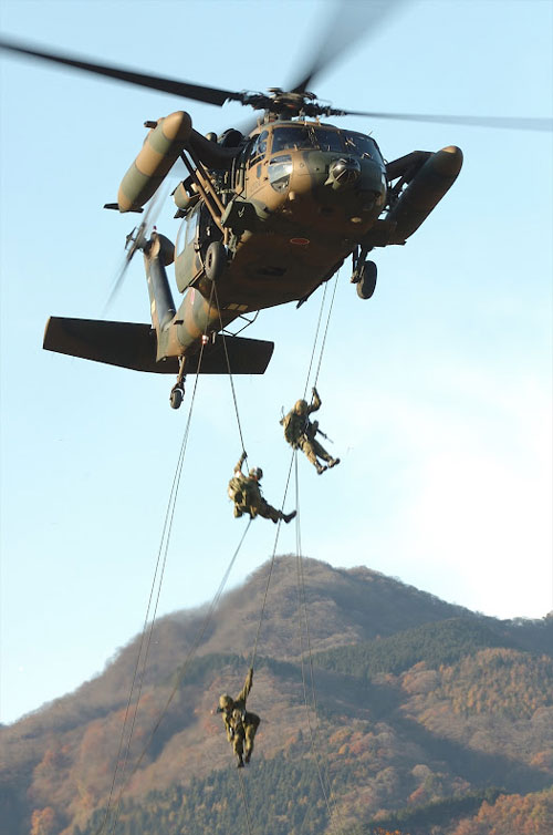 UH-60JA　（リペリング訓練）～陸上自衛隊HP（装備品等写真）より　https://www.mod.go.jp/gsdf/equipment/air/index.html