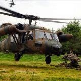 UH-60JA（ヘリボン降着・離脱訓練）　～陸上自衛隊HP（装備品等写真）より　https://www.mod.go.jp/gsdf/equipment/air/index.html