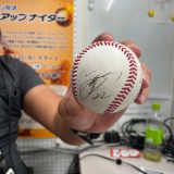 すぐに里崎智也氏のサインが入れられたファウルボール