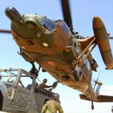 UH-60JA　（高機動車の機外懸吊）～陸上自衛隊HP（装備品等写真）より　https://www.mod.go.jp/gsdf/equipment/air/index.html