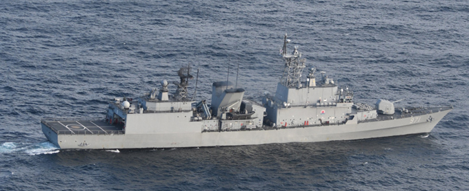 海上自衛隊のP1哨戒機に火器管制レーダーを照射した韓国海軍の「クァンゲト・デワン」級駆逐艦。［防衛省提供］＝2018年12月21日　写真提供：時事通信