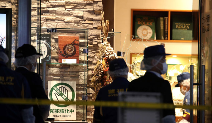 強盗被害にあった高級時計店を調べる捜査員ら＝2023年5月8日午後、東京都中央区　写真提供：産経新聞社