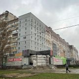 ゼレンスキー氏の実家があるウクライナ中部クリビーリフの大型アパート。1階部分には同氏の政党「国民のしもべ」の支部が入居している　撮影日：2022年12月12日　写真提供：産経新聞社