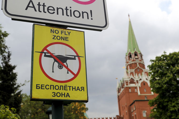 MOSCOW, May 4, 2023 (Xinhua) -- A “No Fly Zone“ sign is seen near the Kremlin in Moscow, Russia, on May 3, 2023. Ukraine attempted to assassinate Russian President Vladimir Putin on Tuesday night by using two drones to attack his Kremlin residence, Russia‘s presidential press service said Wednesday. The Kremlin said the military and special services used radar warfare to put the unmanned aerial vehicles out of action. Ukrainian Presidential Advisor Mykhailo Podolyak told the government-run Ukrinform news agency that Ukraine was not involved in the alleged drone attack on the Kremlin. (Photo by Alexander Zemlianichenko Jr/Xinhua)＝ 配信日： 2023年5月4日、クレジット：新華社／共同通信イメージズ