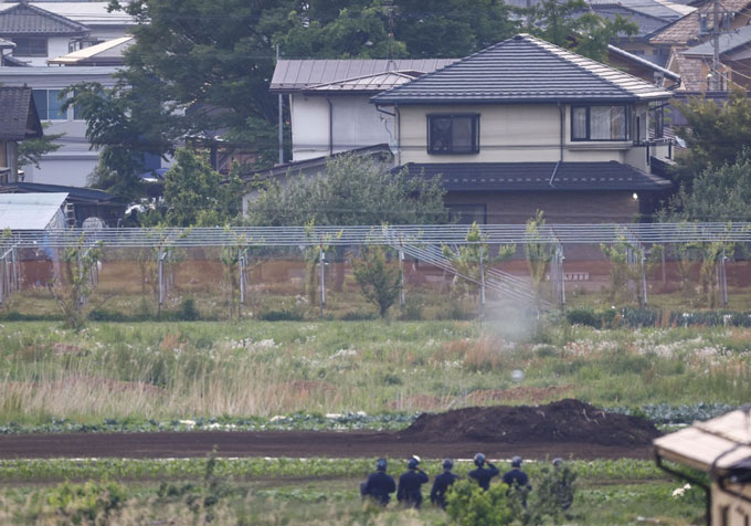 男が猟銃発砲、立てこもり 　男が立てこもっていた現場周辺＝2023年5月26日午前4時40分、長野県中野市　写真提供：共同通信社