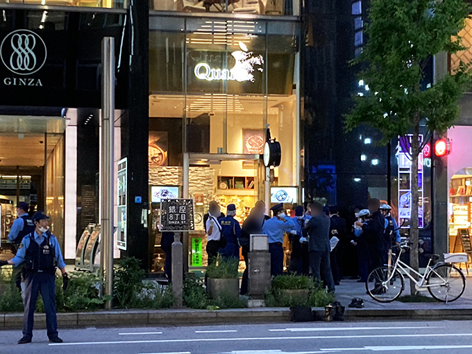 東京・銀座　強盗事件の現場　捜査員が集まる（5月8日午後6時39分撮影）　※画像を一部加工