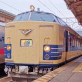 かつて東北本線の夜行列車でも活躍した583系電車・団体臨時列車「わくわくドリーム」、奥羽本線・青森駅（2012年撮影）