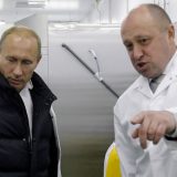 ロシアのプーチン首相（左、当時）と実業家エブゲニー・プリゴジン氏（ロシア・サンクトペテルブルク郊外）2010年9月20日　AFP＝時事　写真提供：時事通信社