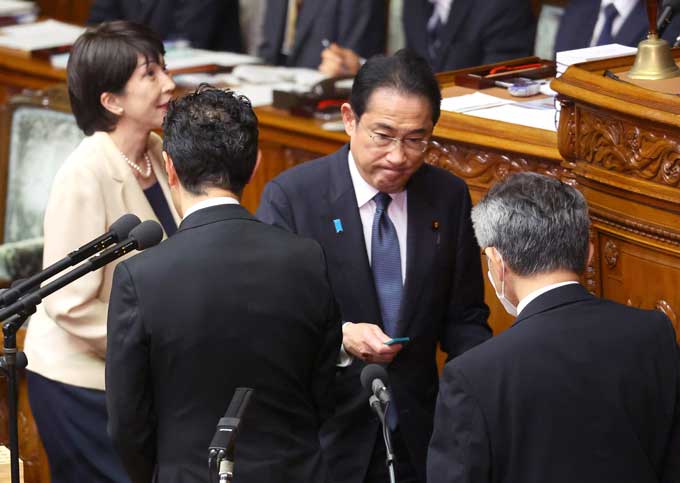 内閣不信任決議案で反対票を投じる岸田文雄首相＝2023年6月16日午後、衆院本会議場　写真提供：産経新聞社