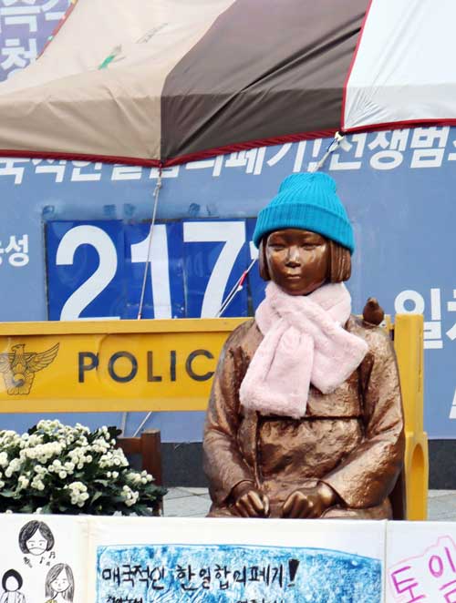日本大使館前に設置されてから10年を迎えた慰安婦像　＝2021年12月08日、ソウル市内　写真提供：産経新聞社