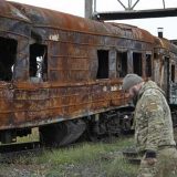 戦闘により破壊された鉄道車両＝2022年10月27日、ウクライナ東部ドネツク州リマン（共同）