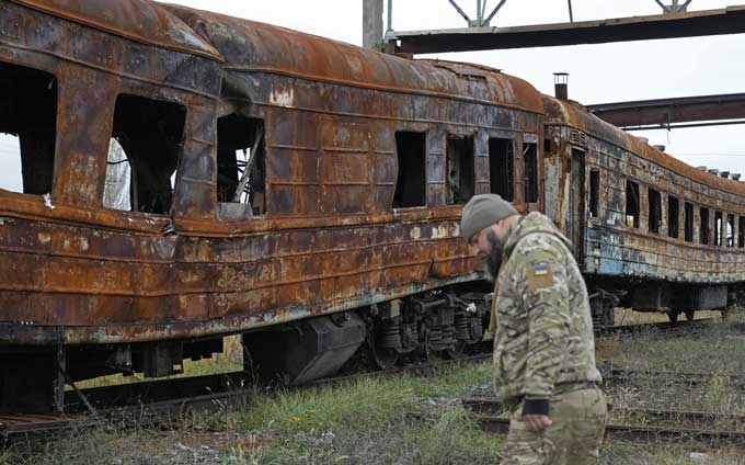 戦闘により破壊された鉄道車両＝2022年10月27日、ウクライナ東部ドネツク州リマン（共同）