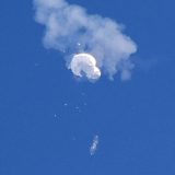 撃墜され、落下する中国の偵察用とみられる気球＝2023年2月4日、米サウスカロライナ州沖（ロイター＝共同）