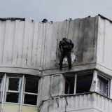無人機攻撃を受けたモスクワの高層住宅を修理する作業員＝2023年5月30日（ロイター＝共同）