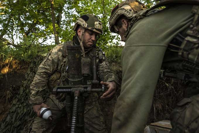 ウクライナ東部ドネツク州で、ロシア側拠点への攻撃の準備をするウクライナ兵＝2023年6月2日（ゲッティ＝共同）