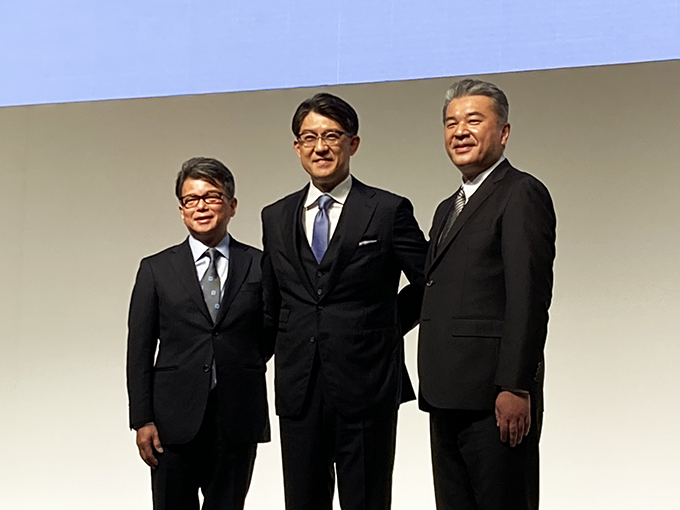 佐藤恒治社長（中央）、中嶋裕樹副社長（右）、宮崎洋一副社長（左）。いわゆる「トロイカ体制」だ