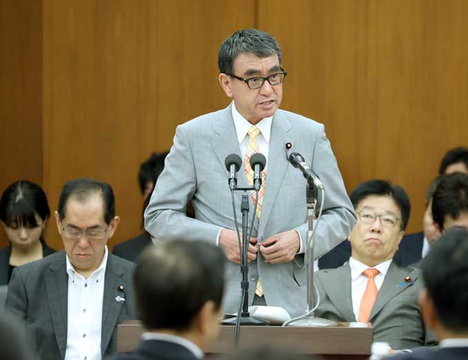 衆院特別委の閉会中審査で答弁する河野太郎デジタル相。右は加藤勝信厚労相、左は松本剛明総務相＝2023年07月05日午後、国会内　写真提供：産経新聞社