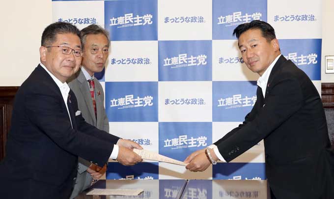 立憲民主党・福山哲郎幹事長へ申し入れを行う共産党・小池晃書記局長（左）＝2019年08月26日午後、国会内　写真提供：産経新聞社