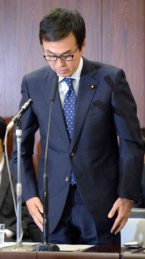 参院環境委員会の冒頭に発言し、「最後は金目でしょ」との発言について陳謝する石原伸晃環境相＝2014年06月19日午前、国会・参院第33委員会室　写真提供：産経新聞社